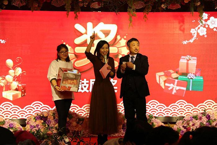 企業(yè)年會禮品選擇定制時需要注意的事項