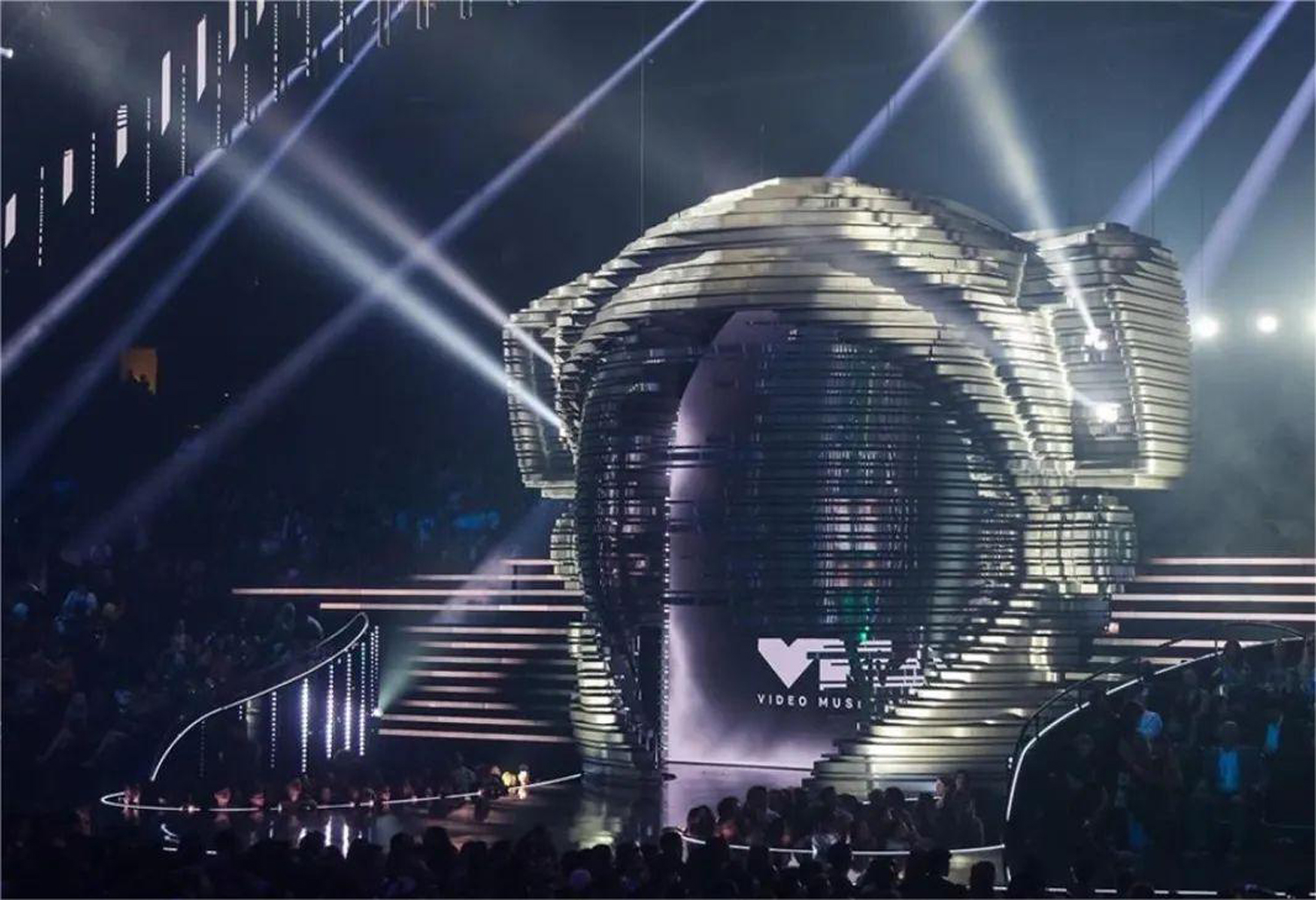 快來看國外2023年MTV音樂大獎頒獎典禮舞臺燈光設(shè)計